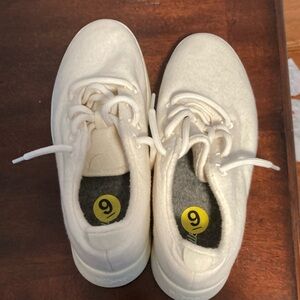 Lightly used all birds size 9… they are on the smaller size I usually take a 8.5